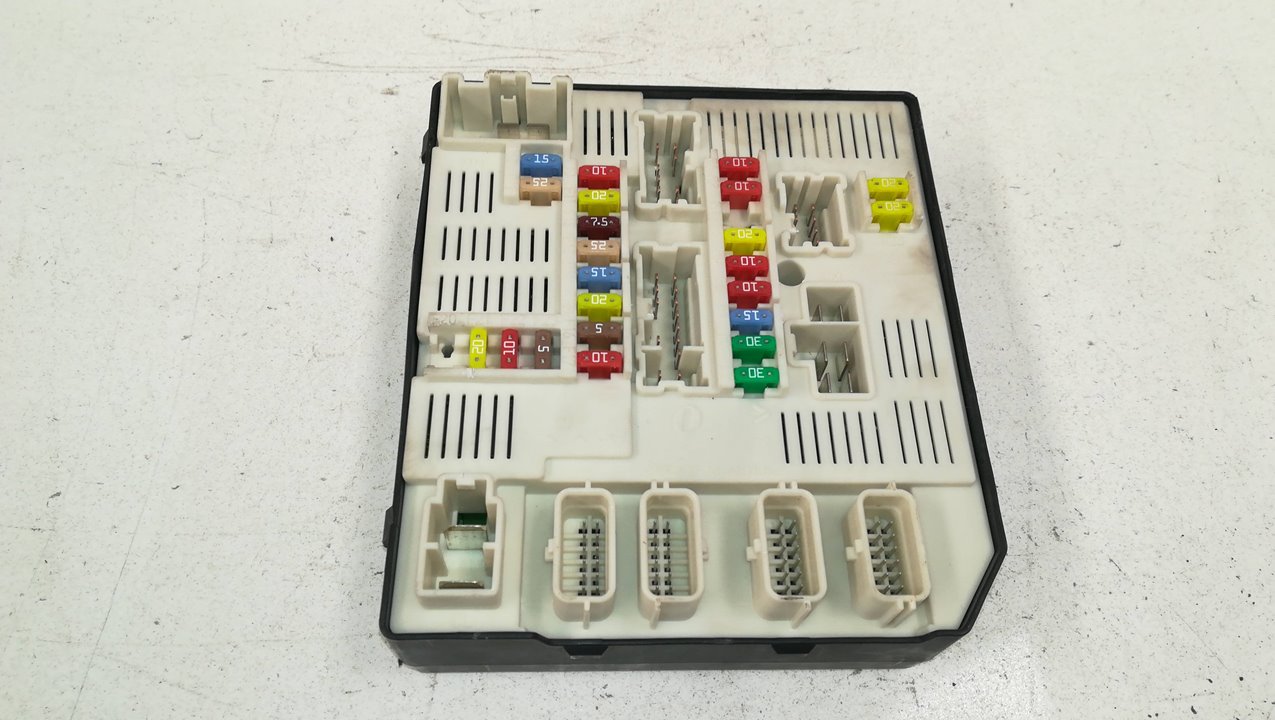 Fuse box RENAULT MEGANE III Hatchback (BZ0/1_, B3_) 1.5 dCi 9557731 B
