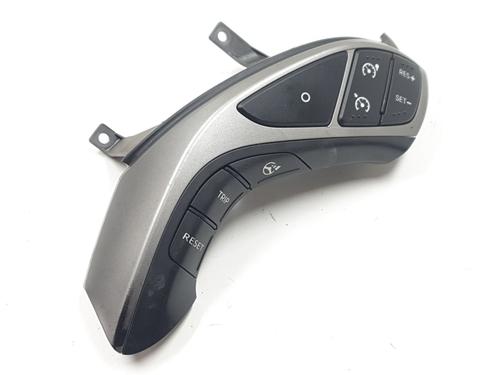steering-wheel-controls-hyundai-i30-estate-gd-2012-34544777 main image