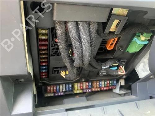 Used Fuse box Fuse box 26977121 26977121