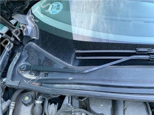 Used Front windshield wiper arm Front windshield wiper arm 33729407 33729407