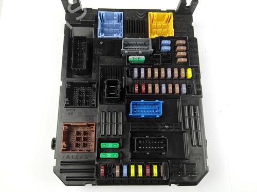Used Fuse box Fuse box 13489261 13489261
