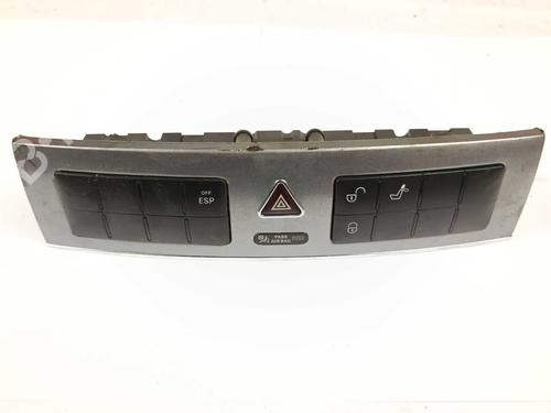 switch-mercedes-benz-c-class-w203-2000-2001-2002-2003-2004-2005-2006-2007-27375975 main image