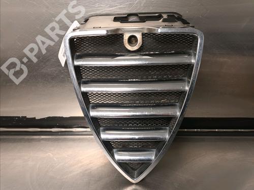 Grilles de calandre ALFA ROMEO 166 (936_) 2.4 JTD (936AXA00, 936A3B00) (150 hp) 156049500