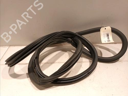 Used Rubber door seal PEUGEOT 2008 I (CU_) 1.2 THP 110 / PureTech 110 (110 hp) 16892744