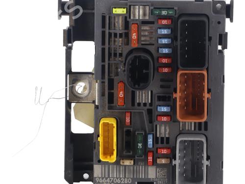 Used Fuse box Fuse box 37066832 37066832