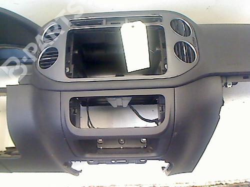 Dashboard VW TIGUAN (5N_) 2.0 TDI | BP9318143C46