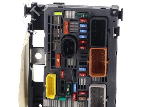 Used Fuse box Fuse box 37087862 37087862