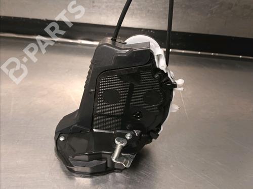 Used Rear right lock TOYOTA YARIS (_P13_) 1.5 Hybrid (NHP130_, NHP130) (101 hp) 10907032