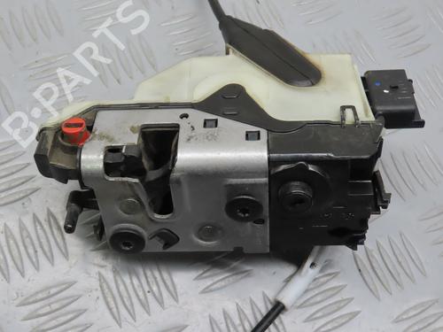 Venstre bagtil lås PEUGEOT 208 I (CA_, CC_) 1.0 VTi (68 hp) 31276444