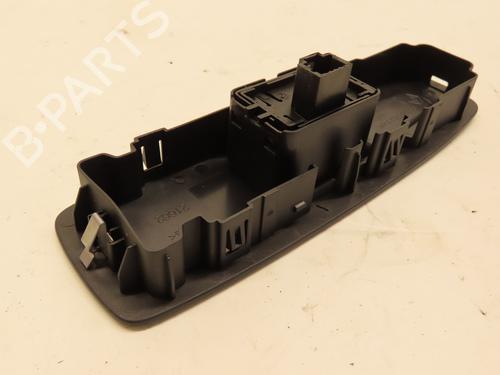 switch-renault-megane-iv-hatchback-b9amn_-2015-29380264 main image