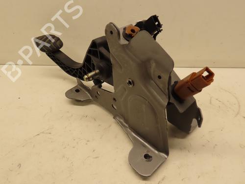 Used Clutch pedal RENAULT KADJAR (HA_, HL_) 1.2 TCe 130 (HLMR) (130 hp) 29643607