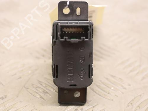 switch-renault-megane-iv-hatchback-b9amn_-2015-38077180 main image