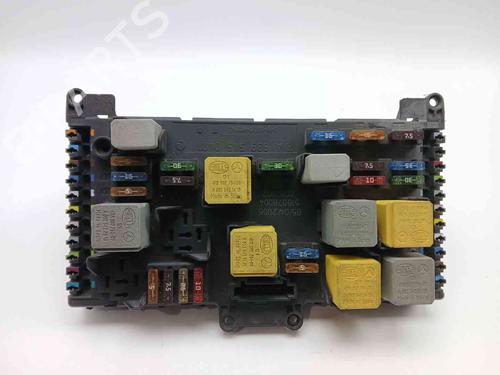 Used Fuse box Fuse box 39509805 39509805
