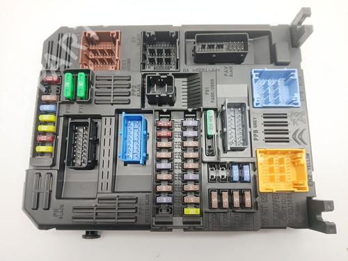 Used Fuse box Fuse box CITROËN C4 III (BA_, BB_, BC_) 1.2 PureTech 130 (BAHNSA, BAHNSB) (130 hp) 33241530 33241530