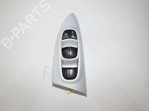 Interrupteur de vitre avant gauche NISSAN JUKE (F15) 1.6 (117 hp) 32354778