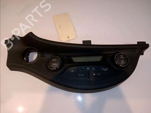 Used Climate control TOYOTA YARIS (_P13_) 1.5 Hybrid (NHP130_, NHP130) (101 hp) 11101022