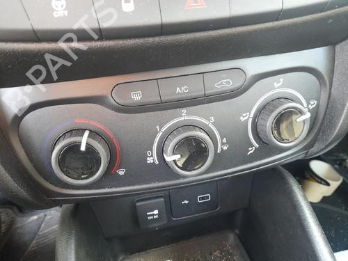 climate-control-fiat-tipo-hatchback-356_-357_-2016-31623769 main image