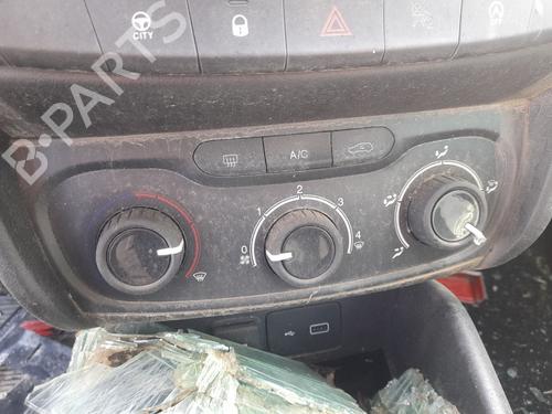 climate-control-fiat-tipo-hatchback-356_-357_-2016-31630151 main image