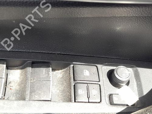 Comutador vidro frente esquerdo Comutador vidro frente esquerdo TOYOTA COROLLA Saloon (_E21_) 1.8 VVTi Hybrid (ZWE211, MZEA12) (98 hp) 36498447 36498447