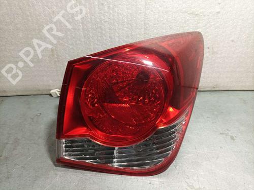 right-taillight-chevrolet-cruze-hatchback-j305-exterior-tocado-ver-fotos-2010-16519063 main image