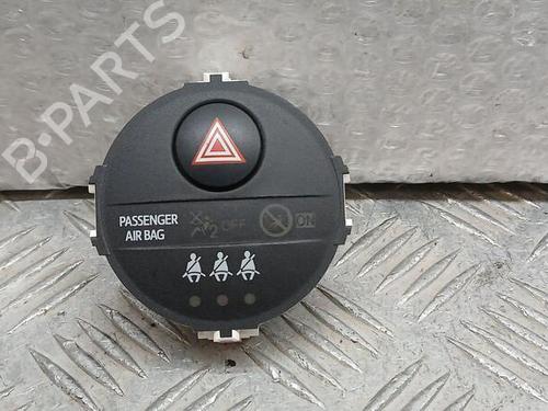 Pulsante luci di emergenza TOYOTA YARIS (_P13_) 1.5 Hybrid (NHP130_, NHP130) (101 hp) 30001877