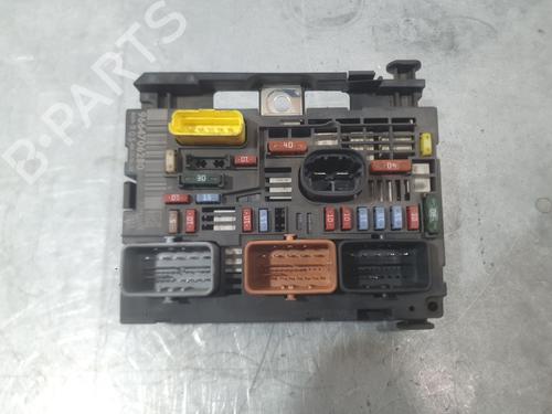 Used Fuse box Fuse box 39448136 39448136