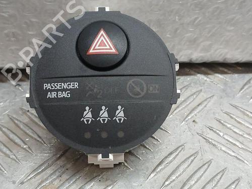 Pulsante luci di emergenza TOYOTA YARIS (_P13_) 1.5 Hybrid (NHP130_, NHP130) (101 hp) 30001873