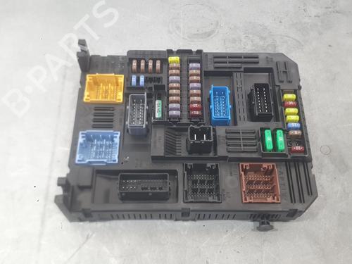 Used Fuse box Fuse box 39472019 39472019