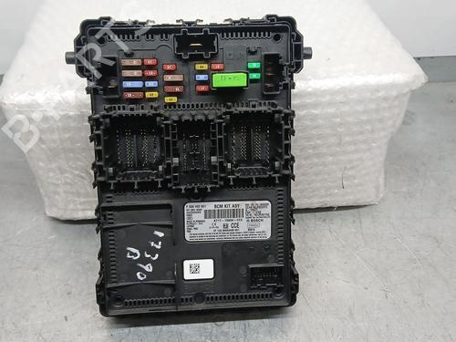 Used Fuse box Fuse box 32211681 32211681