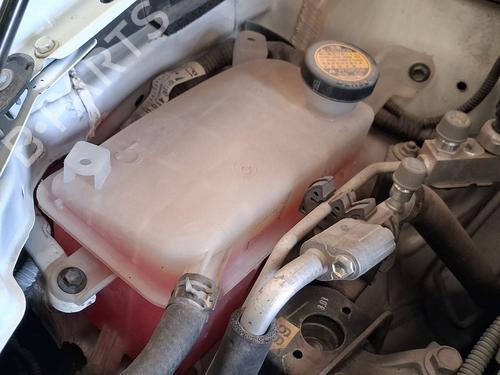 expansion-tank-toyota-prius-_w3_-2008-2009-2010-2011-2012-2013-2014-2015-2016-39563993 main image