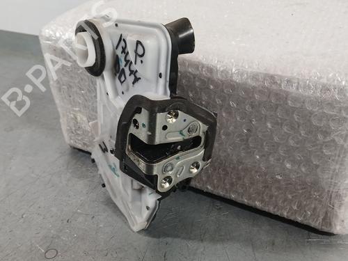 front-right-lock-toyota-corolla-estate-_e21_-2019-33622399 main image