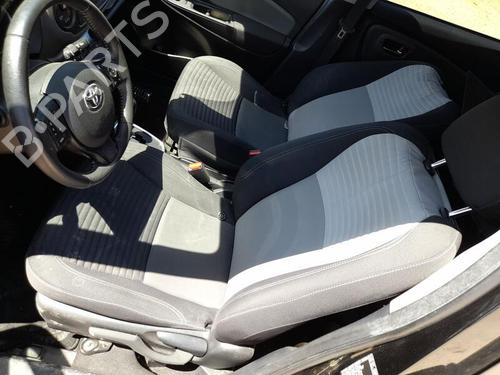 Sæde venstre fortil TOYOTA YARIS (_P13_) 1.5 Hybrid (NHP130_, NHP130) (101 hp) 26395821