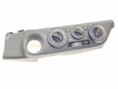 climate-control-toyota-hilux-viii-pickup-_n1_-2015-36678215 main image
