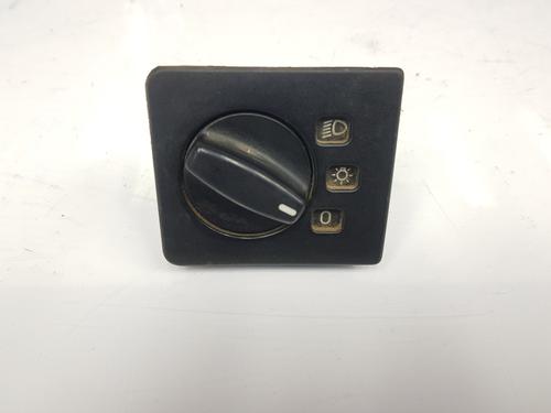 Used Headlight switch CITROËN JUMPER I Van (230L) 2.5 TDi (107 hp) 8957212