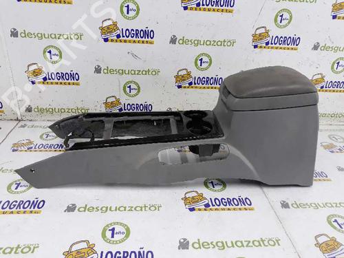 Used Armrest / Center console KIA SORENTO I (JC) 2.5 CRDi (170 hp) 7895583