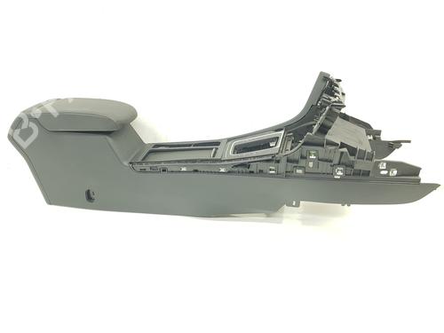 Used Armrest / Center console Armrest / Center console VW GOLF VII Variant (BA5, BV5) 2.0 GTD (184 hp) 33269750 33269750
