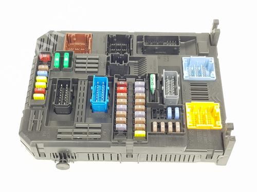 Used Fuse box PEUGEOT 3008 II SUV (MC_, MR_, MJ_, M4_) 1.2 THP/ PureTech 130 (MRHNSM, MRHNSU, MRHNSJ, MRHNYW,... (131 hp) 32211361