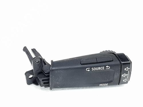 steering-wheel-controls-renault-arkana-i-lcm_-ldn_-2019-34223132 main image