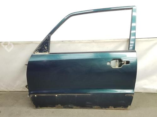 Used Left front door MITSUBISHI PAJERO III (V7_W, V6_W) 3.2 Di-D (V68W, V78W) (165 hp) 8290807