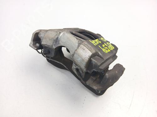 Used Right front brake caliper Right front brake caliper TOYOTA YARIS (_P13_) 1.5 Hybrid (NHP130_, NHP130) (101 hp) 33329117 33329117