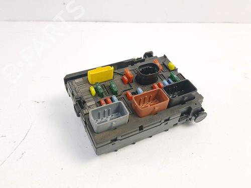 Used Fuse box Fuse box 39478260 39478260