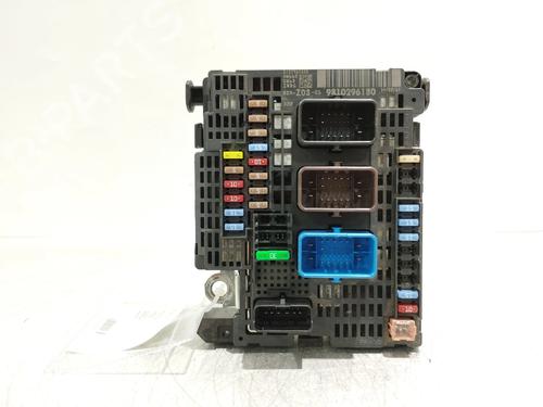 Used Fuse box Fuse box 37025566 37025566