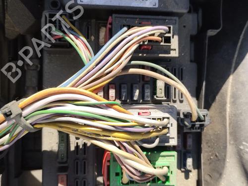 Used Fuse box Fuse box 37406213 37406213