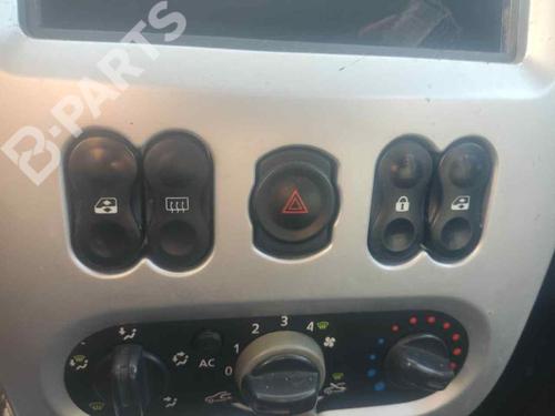 switch-dacia-sandero-15-dci-820073945-2008-11131832 main image