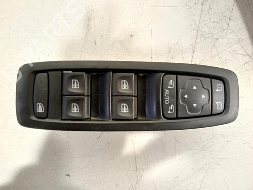switch-renault-megane-iv-hatchback-b9amn_-2015-33678400 main image