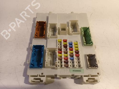Used Fuse box Fuse box 17456595 17456595