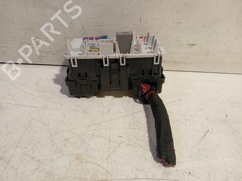 Used Fuse box Fuse box 32252710 32252710