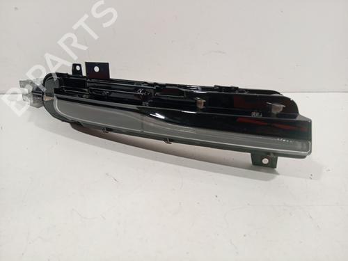 right-daytime-light-volvo-v40-hatchback-525-2012-2013-2014-2015-2016-2017-2018-2019-25749701 main image
