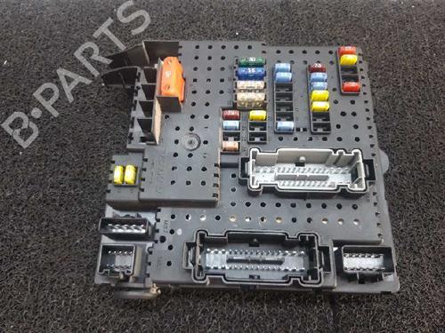Used Fuse box Fuse box 6163737 6163737