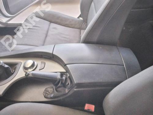 Used Armrest / Center console Armrest / Center console BMW 5 (E60) 520 i (170 hp) 8590577 8590577